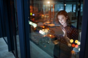 Une communicante diffusant une information d'entreprise