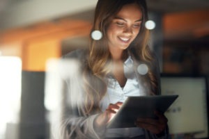 Une communicante partage les ressources et optimise les contenus