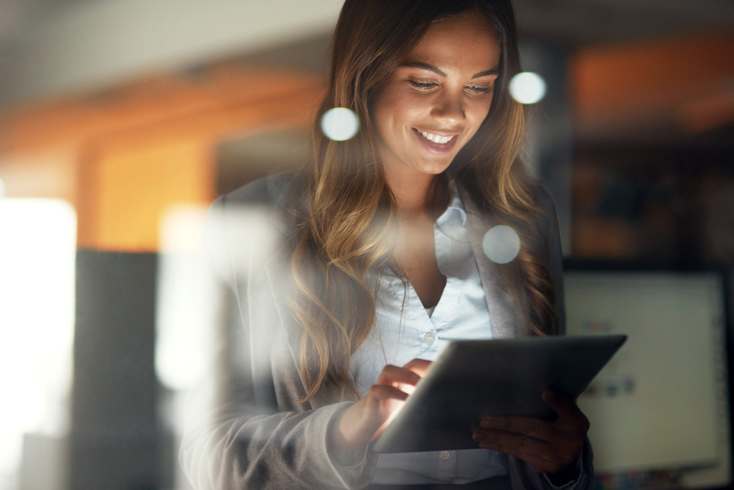 A communicator shares resources and optimizes content